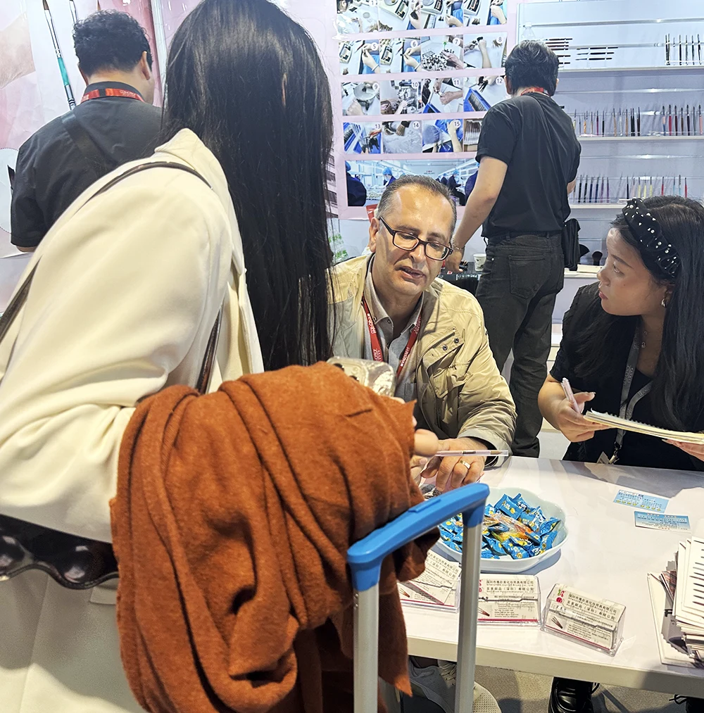 Cosmoprof HK 2024, срещна много четки за нокти стари и нови свободни.